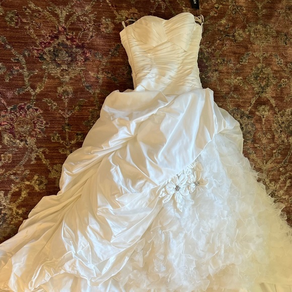 Kitty Chen Couture size 8 wedding dress.  Never worn! - Picture 3 of 9